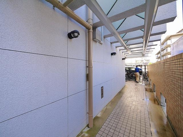 メゾンケイティーエスのその他共用部分|エントランスへ繋がる通路です