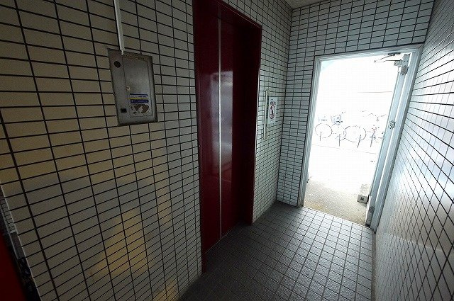 白樺ハイツ大宮Ⅲのその他共用部分|上層階への移動に便利なエレベーターです。