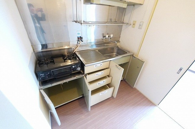 白樺ハイツ大宮Ⅲのキッチン|キッチン用品の収納もできますね。
