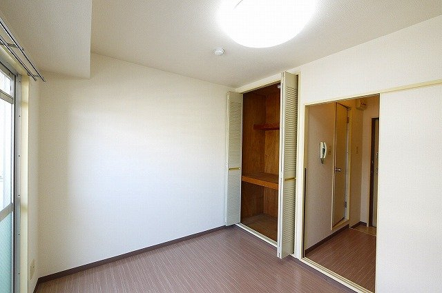 白樺ハイツ大宮Ⅲの洋室|お部屋は窓も大きく、明るいお部屋です。