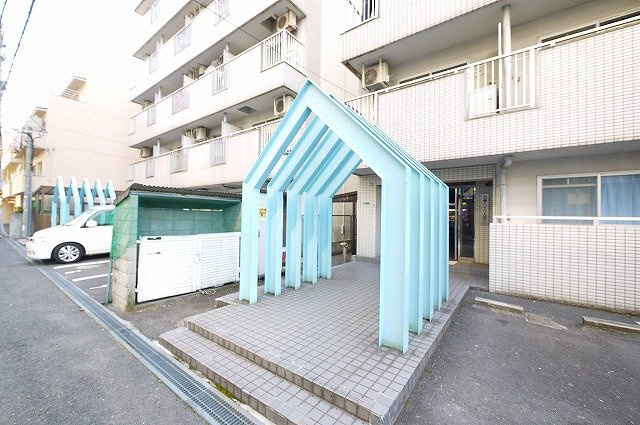 白樺ハイツ大宮Ⅲのエントランス|オシャレなエントランススペースです。