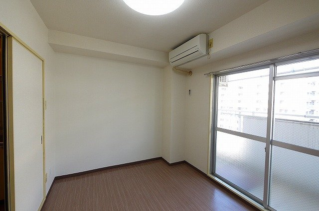 白樺ハイツ大宮Ⅲの洋室|家具などもしっかり配置できますよ。