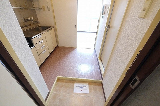 白樺ハイツ大宮Ⅲの玄関|明るい雰囲気の玄関スペースです。