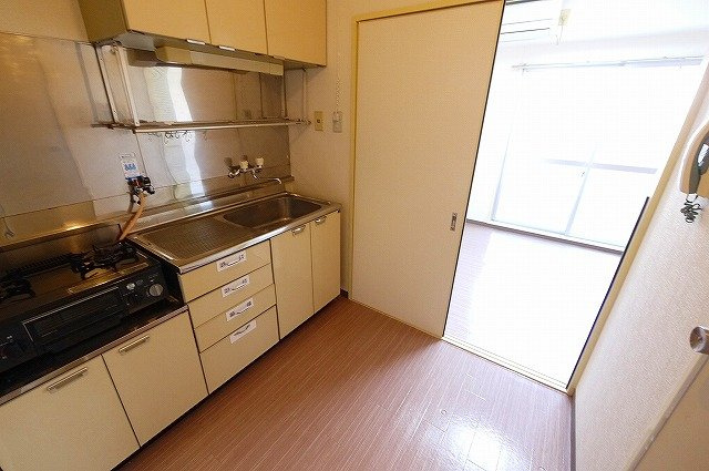 白樺ハイツ大宮Ⅲのキッチン|キッチン用品もしっかり配置できる広さがあります。