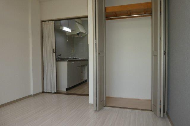 エスポワール老松の洋室