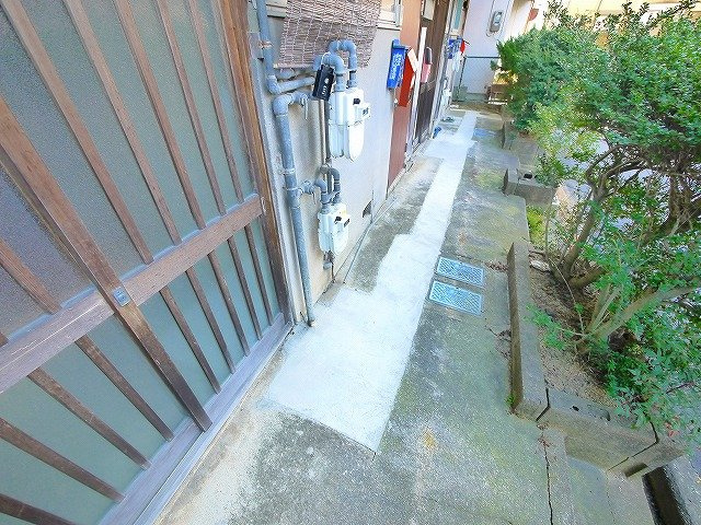 三枝住宅のその他共用部分|ゆったりとした玄関前です