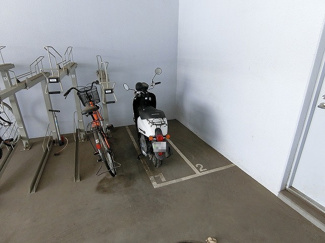【その他共用部分】 | 屋内バイク置き場を完備しています！バイクをお持ちの方にオススメです♪