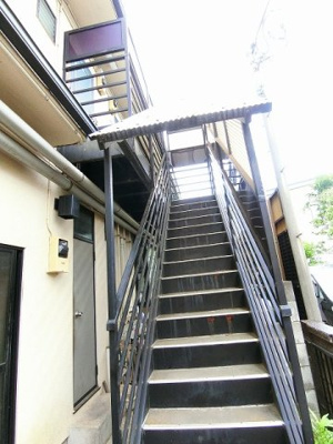 【その他共用部分】 | 齋藤ハウス | 階段を上がった2階にお部屋があります☆