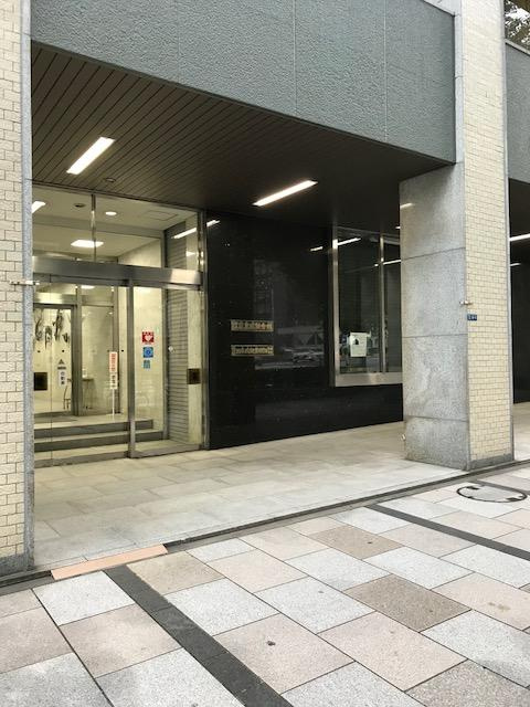 東京建設会館のエントランス