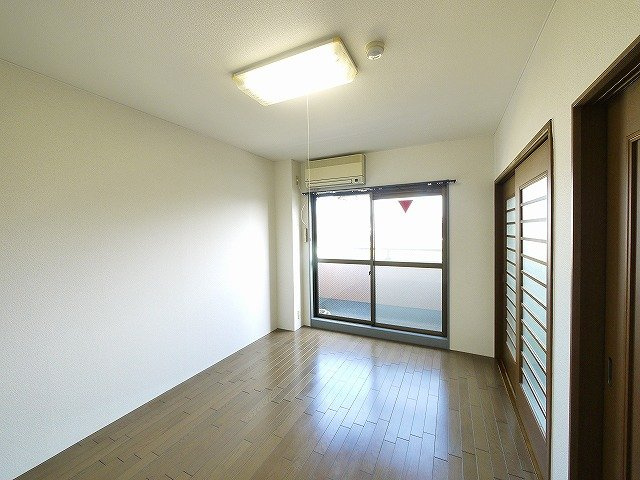 米田マンションの洋室|ゆったりした洋室です