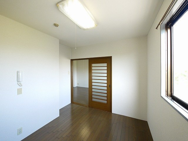 米田マンションの居間・リビング|こちらの居間で趣味の時間をお楽しみください