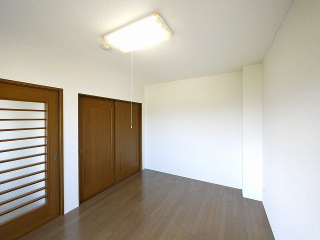 米田マンションの洋室|落ち着いた色調の洋室です