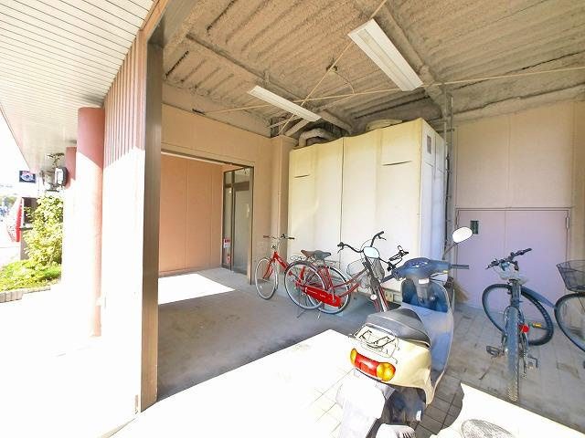 米田マンションのその他共用部分|自転車置き場があります。