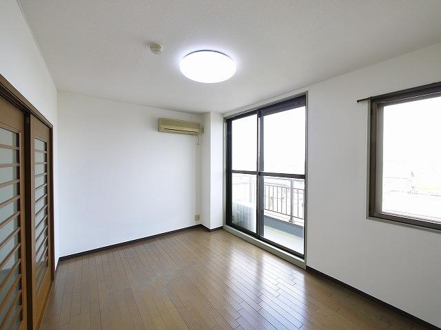 米田マンションの寝室|落ち着いた色調の寝室です