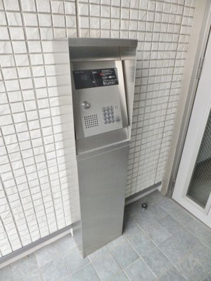 【エントランス】 | カロス新百合 | 共用玄関は不審者の侵入を未然に防ぐオートロック付き！夜やお出かけ時でも安心ですね♪