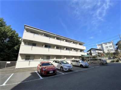 【外観】 | カロス新百合 | 小田急線「新百合ヶ丘」駅より徒歩9分の3階建てマンション☆駅前は映画館や大型スーパーなど商業施設が充実しています☆