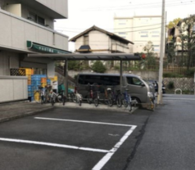 【その他共用部分】 | カロス新百合 | 屋根付きの駐輪場があるので雨が降っても安心です☆自転車はちょっとした移動手段に便利ですよね！