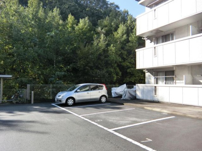【駐車場】 | カロス新百合 | いつでも目の届く敷地内に駐車場があるので、お車をお持ちの方にはオススメ！