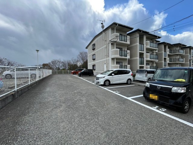 エミネンス有瀬の駐車場