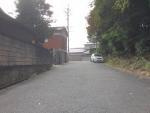 【前面道路含む現地写真】 | 甘木売地 | 約６ｍの道路で離合も無理なく行えます。