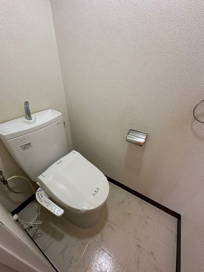 【トイレ】 | レオドール登戸 | トイレは温水洗浄便座付き♪人気のバストイレ別です♪小物を置ける便利な棚やタオルハンガーも付いています♪
