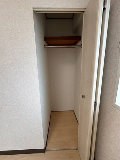 【収納】 | レオドール登戸 | 洋室4.2帖のお部屋にあるクローゼットです♪かさばりやすいコートなどもハンガー掛けができてすっきり片付きます♪