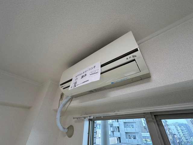 【設備】 | レオドール登戸 | 洋室6帖のお部屋には暑い夏や寒い冬に大活躍のエアコンが付いています☆冷暖房完備で1年中快適に過ごせます♪