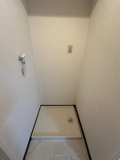 【設備】 | レオドール登戸 | バスルーム横にある室内洗濯機置き場です♪防水パンが付いているので万が一の漏水にも安心です！上部には便利な収納棚付き♪