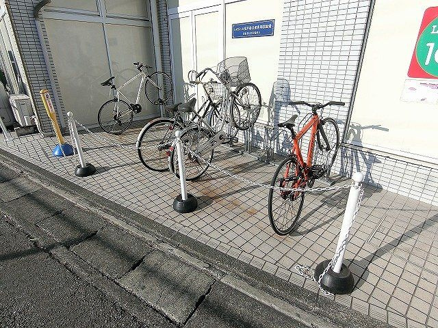 【その他共用部分】 | レオドール登戸 | 敷地内に駐輪場を完備しています！自転車はちょっとした移動手段に便利ですよね！