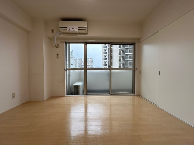 【洋室】 | レオドール登戸 | 南西向き洋室6帖☆バルコニーに繋がる角部屋のお部屋は風通し良好！エアコン付きで1年中快適に過ごせますね☆