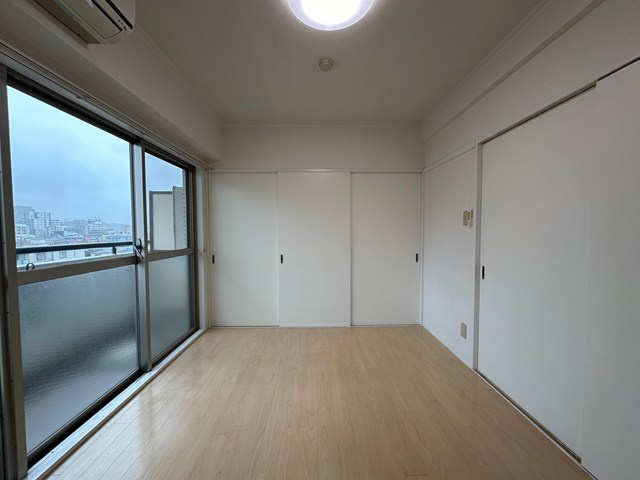 【寝室】 | レオドール登戸 | 南西向き洋室6帖☆クローゼットがあります♪お洋服の多い方もお部屋が片付いて快適に過ごせますね♪