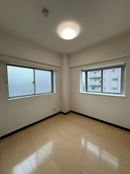 【洋室】 | レオドール登戸 | 洋室4.2帖☆玄関側にある角部屋二面採光のお部屋です！出窓には写真や小物を飾れるので、お部屋が華やぎますね☆