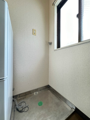 【展望】 | メゾン ドゥ マローネ | 玄関横にある室内洗濯機置場です☆窓があるので換気もOK♪防水パンが付いているので万が一の漏水にも安心です！室内に置けるので洗濯機が傷みにくい♪