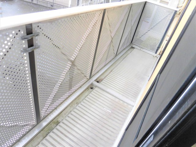 グリーンパークはやのA棟のバルコニー