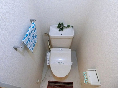 【トイレ】 | ピアコート | トイレは温水洗浄便座付き！人気のバス・トイレ別です♪横にはタオルを掛けられるハンガーもあります♪