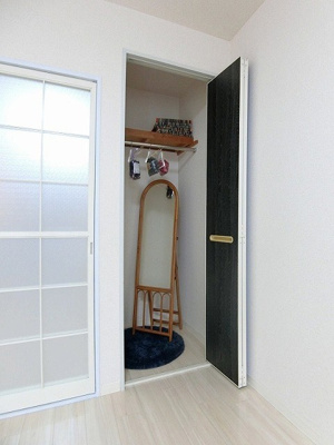 【収納】 | ピアコート | 南向き洋室6帖のお部屋にあるクローゼットです♪大切なお洋服もしわにならないようにハンガーがけができます☆