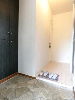【玄関】 | ピアコート | 玄関から室内への景観です！右手に洋室6帖お部屋、左手にトイレがあります☆