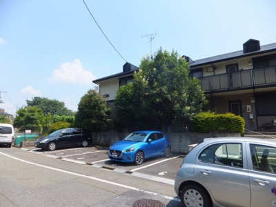 【駐車場】 | ピアコート | いつでも目の届く敷地内に駐車場があります♪荷物がかさばりがちなお買物にも、敷地内駐車場があると便利ですよね☆