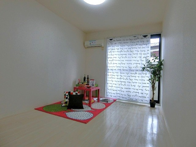 【洋室】 | ピアコート | 南向き洋室6帖☆バルコニーに繋がる陽当りの良いお部屋です！エアコン付きで1年中快適に過ごせますね☆