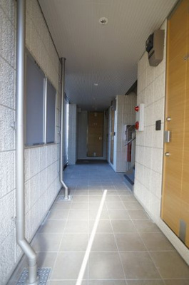 【その他共用部分】 | ボナール・マム | 共用通路。巡回清掃によりきれいに保たれている空間です。
