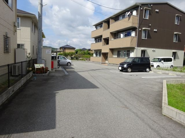 Cube Colorsの駐車場