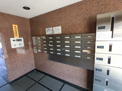 【その他共用部分】 | ボヌールガーデン相模大野2 | 集合ポストと宅配ロッカーです。
不在時に荷物が届いても宅配ロッカーがあれば安心して受け取ることができます。