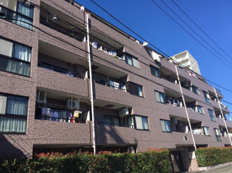 【外観】 | 総戸数34戸の5階建てになります。
閑静な住宅街に位置し平成８年築、管理体制もしっかりとしたマンションとなっています。