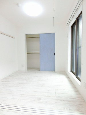 【洋室】 | FUNs遊園Ⅰ/ファンズ遊園Ⅰ | 南東向き洋室4帖☆バルコニーに繋がるお部屋です！子供部屋や書斎・寝室など多用途に使えそう♪便利な室内物干し完備◎