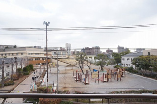 【展望】 | お部屋正面には、こどもの国という戸田市施設の公園です。冬にはイルミネーションで彩られます。