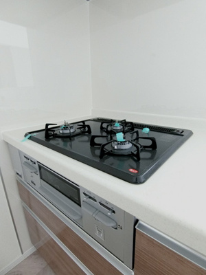 【キッチン】 | FUNs遊園Ⅰ/ファンズ遊園Ⅰ | 3口ガスコンロ＆グリル付きシステムキッチン♪グリルがあるとお料理の幅が広がりますね☆自炊生活で楽しく健康に！