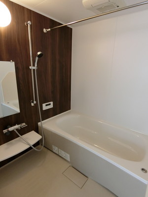 【浴室】 | FUNs遊園Ⅰ/ファンズ遊園Ⅰ | 追い焚き機能・浴室暖房乾燥機付きバスルーム♪雨の日のお洗濯にも便利な物干しバー完備です！お風呂に浸かって一日の疲れもリフレッシュ♪