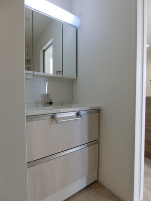 【独立洗面台】 | FUNs遊園Ⅰ/ファンズ遊園Ⅰ | 角度の変えられる3面鏡付きの洗髪洗面化粧台です♪朝のバタバタに大活躍！お化粧する時にも便利☆