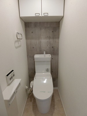 【トイレ】 | FUNs遊園Ⅰ/ファンズ遊園Ⅰ | トイレは温水洗浄便座付き♪人気のバストイレ別です♪小物を置ける便利な棚やタオルハンガーも付いています♪壁紙はオシャレなデザインクロス☆