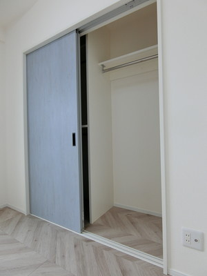 【収納】 | FUNs遊園Ⅰ/ファンズ遊園Ⅰ | 洋室4帖のお部屋にあるクローゼットです♪お洋服もしわにならず、キレイに収納できます☆